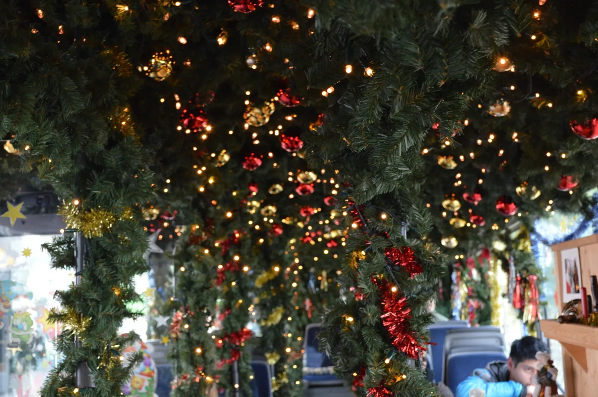 Die Decke eines Busses ist mit Weihnachtsdekoration geschmückt.